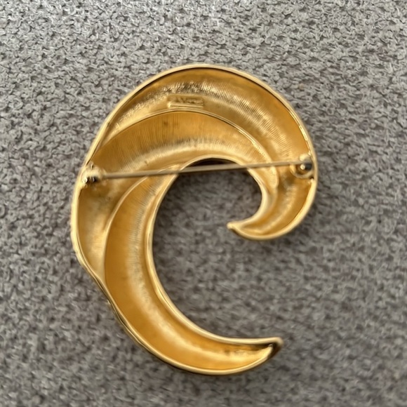 Vintage MONET GOLD TONE CRESCENT BROOCH - Picture 3 of 5